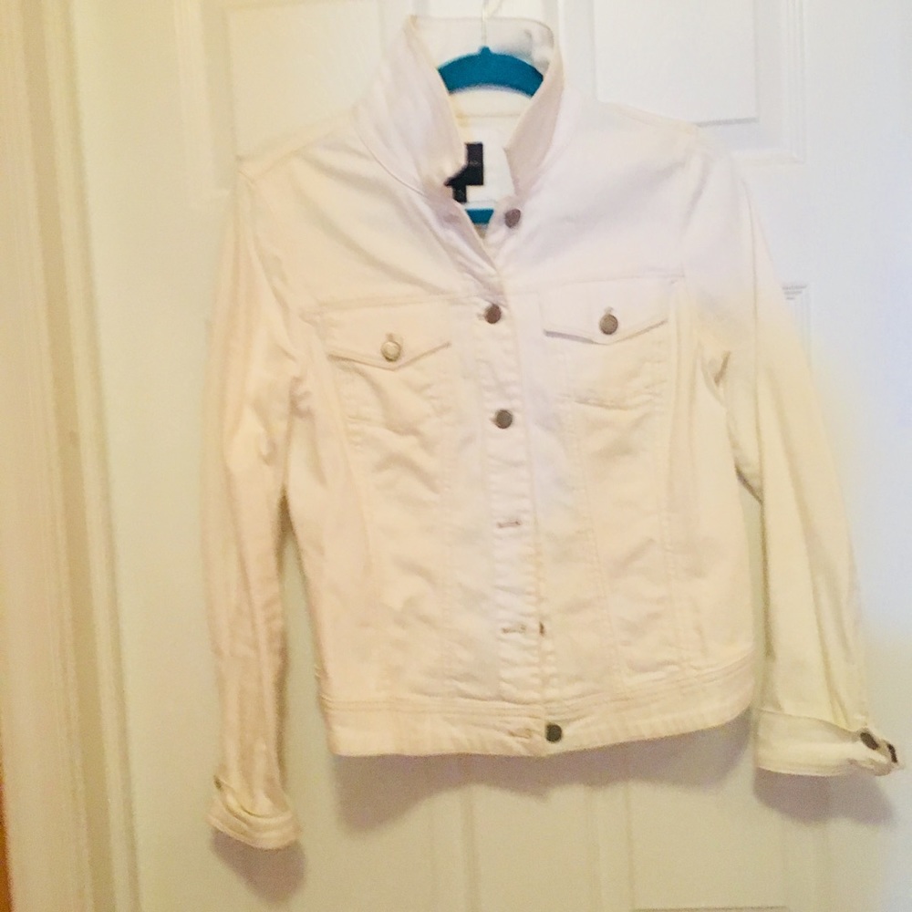 Limited white denim jacket, with metal buttons.